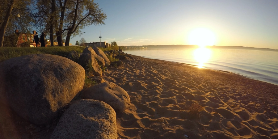Vy över stranden vid Vättern