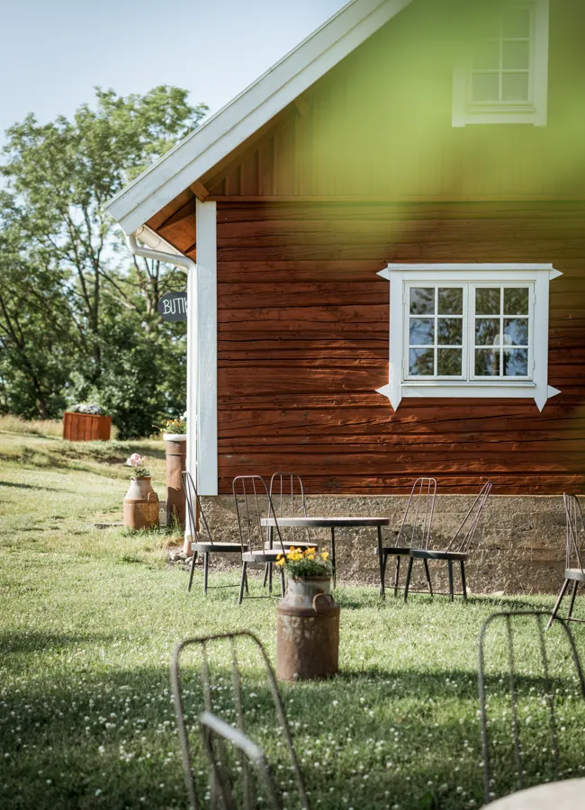 Vy över uthoshusmiljö på Flättinge Gård