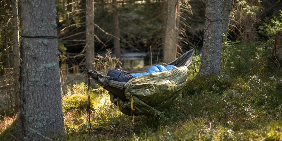 Första nattens läger med ån i bakgrunden