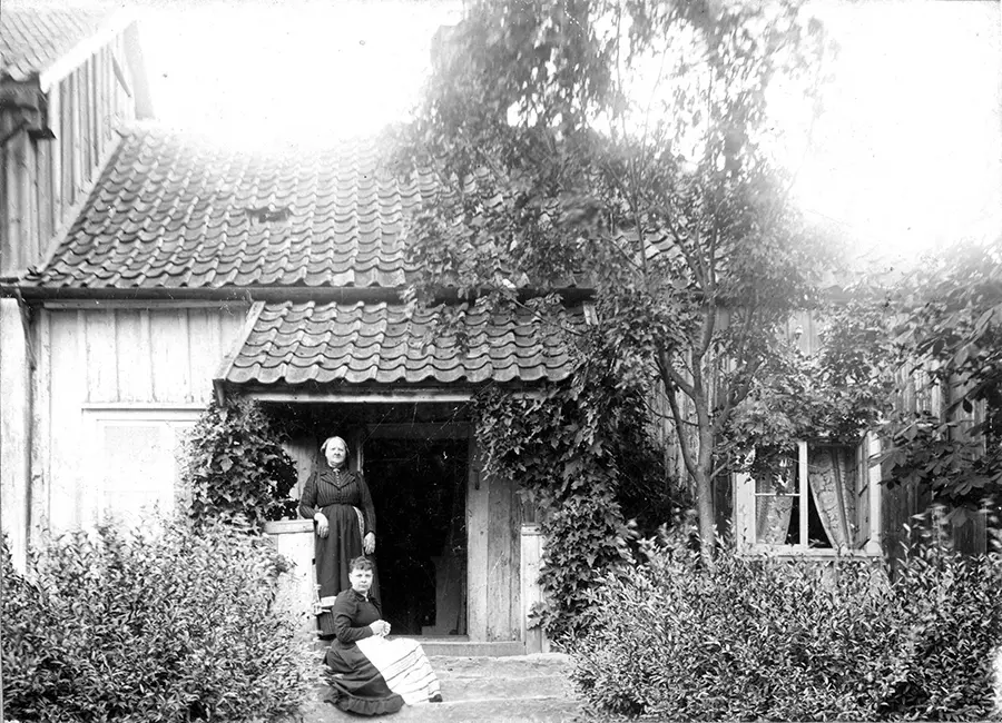 Polkagrisbagaren Amalia Erikson med dottern Ida nedanför sig.