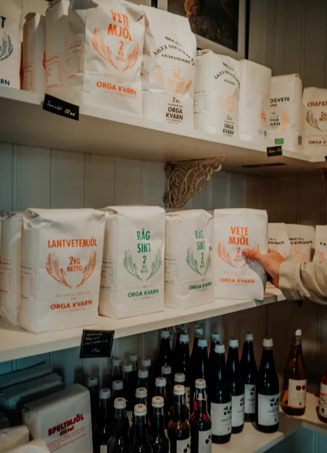 Butikshylla med råvaror på Ravelsmarks gårdsbutik