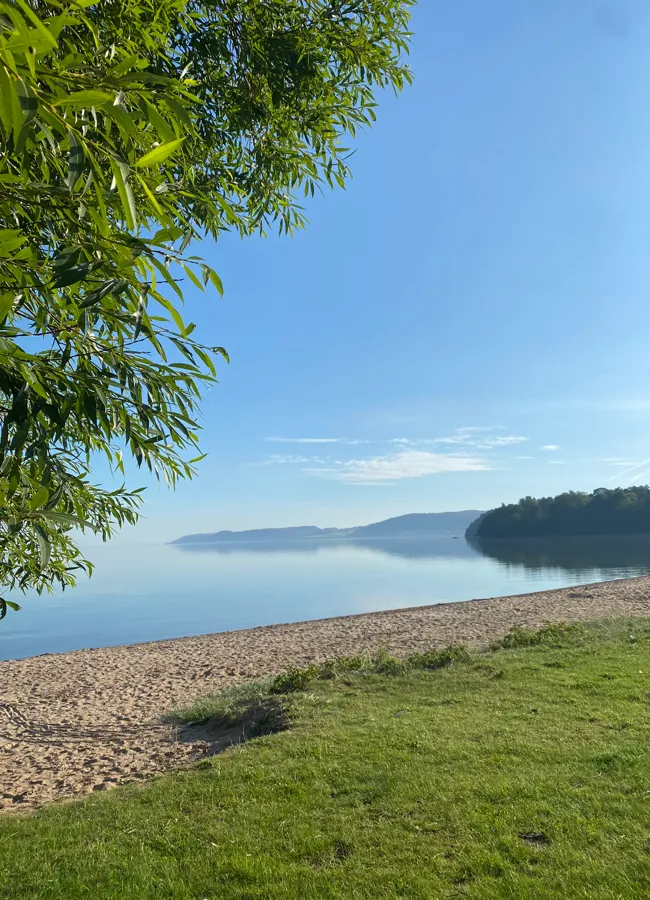 vy från stranden över Vättern