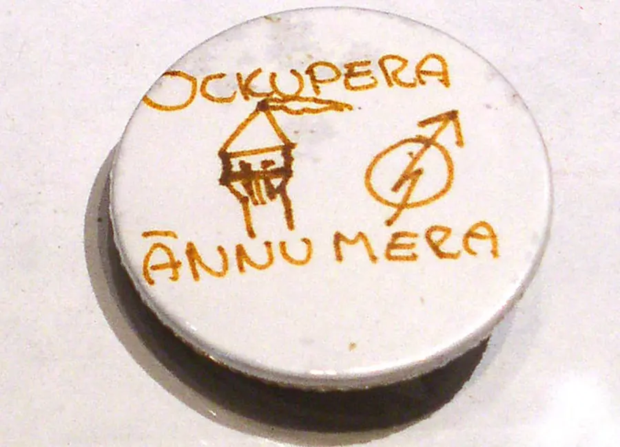 Rockmärke (badge), ”OCKUPERA ÄNNU MERA” till stöd för ockupationen av gamla brandstationen i Jönköping sommaren 1982. Målet för aktivisterna var att få tillstånd ett kulturhus eller ungdomshus. Bild från Digitalt Museum.